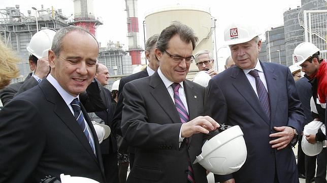 El presidente de Meroil, José Luís Porte, el presidente de la Generalitat de Cataluña, Artur Mas, y el presidente de Lukoil, Vagit Alekperov
