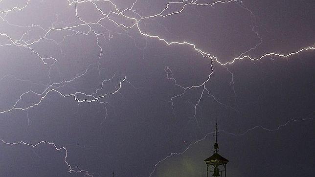 La cama, el lugar más seguro frente a los rayos de tormenta