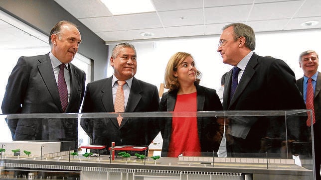 La vicepresidenta del Gobierno, Soraya Sáenz de Santamaría (c), junto al viceministro de Transportes de Perú, Carmelo Zayra Rojas (2i); el consejero delegado de FCC, Juan Béjar (i) y el presidente del grupo ACS, Florentino Pérez (d), durante la presentación del proyecto para la construcción de Metro de Lima, adjudicado en marzo a FCC y ACS