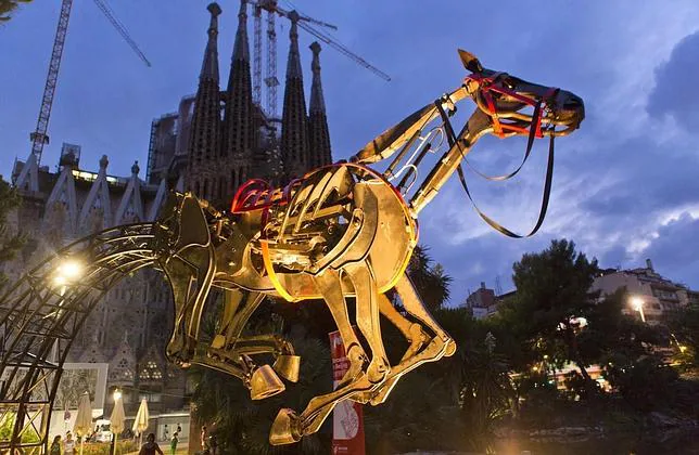 Barcelona llega a la Semana del Diseño de Pekín a lomos de un gigantesco caballo
