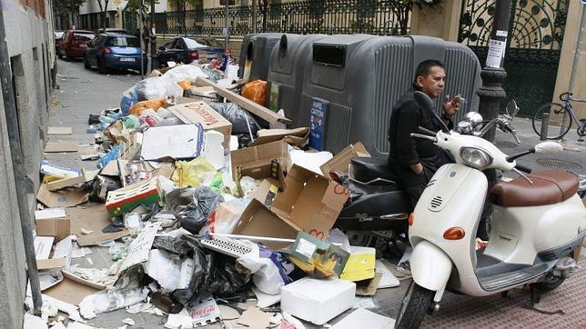 La basura acumulada en la calle Barquillo por la huelga de limpieza