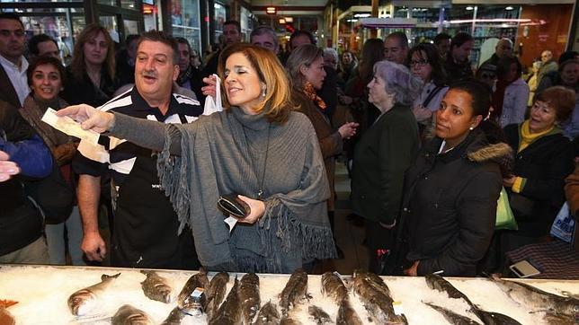 La alcaldesa comprando en el mercado de Maravillas