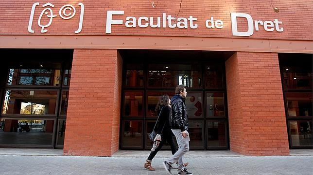 Los universitarios podrán pagar la matrícula a plazos con el aval de la Generalitat