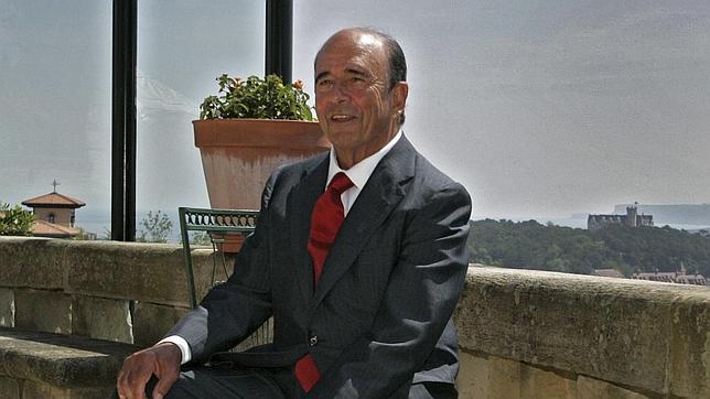 El banquero que descansaba trabajando