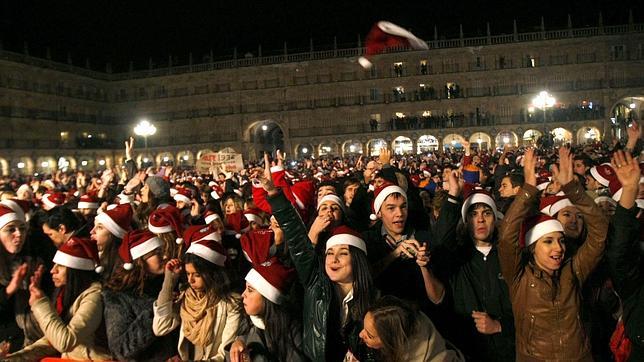 Jóvenes de toda España celebran su particular Nochevieja en la Plaza mayor de Salamanca