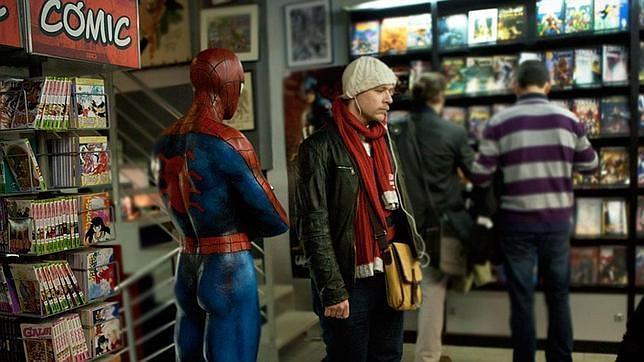 Spiderman vigila a los clientes de «Elektra»