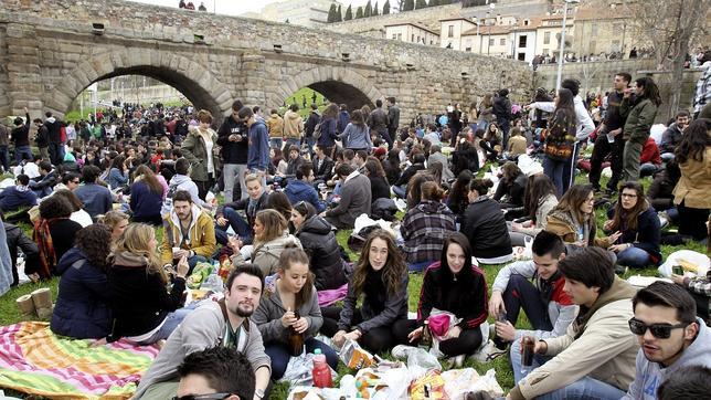Jóvenes universitarios celebran el Lunes de Aguas jutno al puente romano