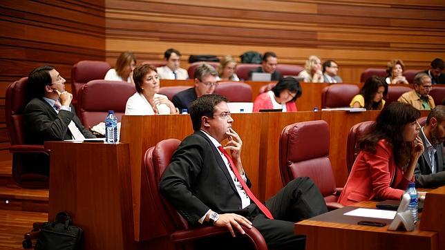 Oscar López en el parlamento de Castilla y León
