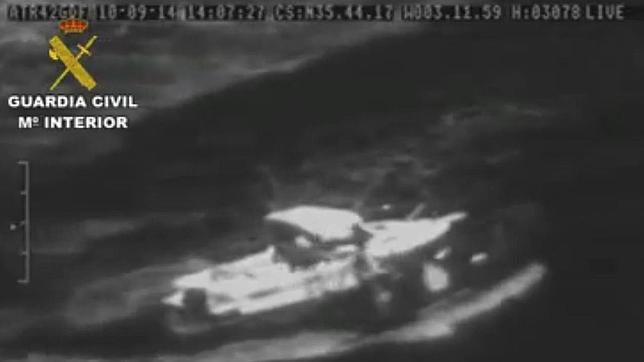La Guardia Civil incauta 300 kilos de hachís tras un arriesgado abordaje a un yate