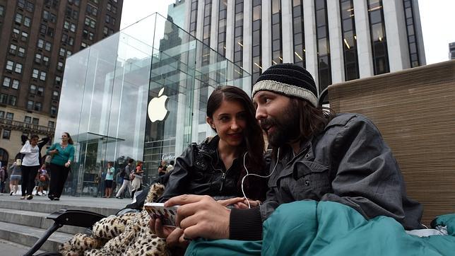 ¿Quién paga a los que hacen cola para comprar el nuevo iPhone 6?
