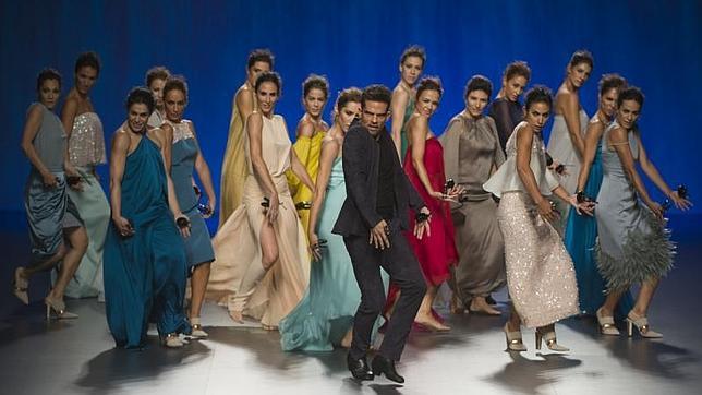 Duyos llena de vida la pasarela con sus siete islas