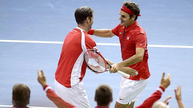 Federer mete a Suiza en la final de la Davis