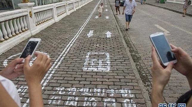 Crean en China el primer «carril smartphone» para los que caminan mirando el teléfono