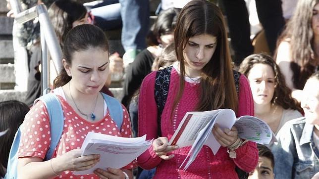 Alumnas ojeando sus apuntes