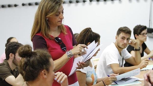 Profesora repartiendo las hojas de los exámenes