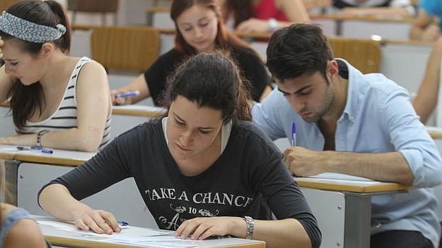 Alumna haciendo el examen