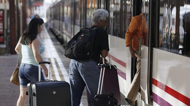 Las candidatas a competir con Renfe exigen pagar menos por usar las vías