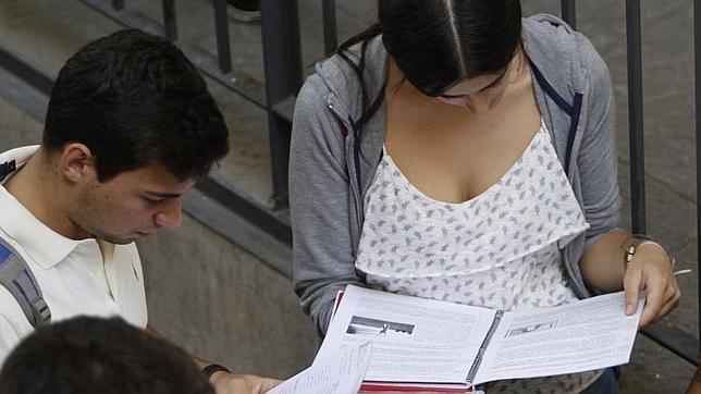Alumnos, estudiando antes del examen