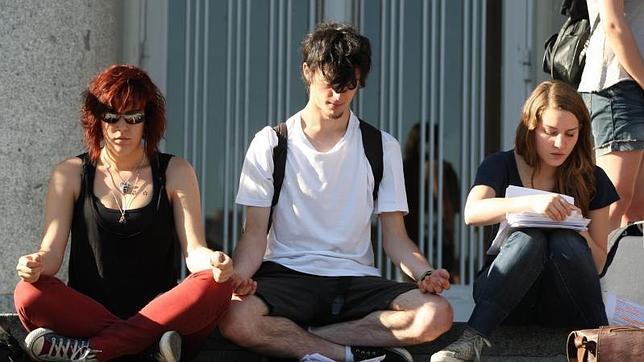 Alumnos relajándose antes del examen