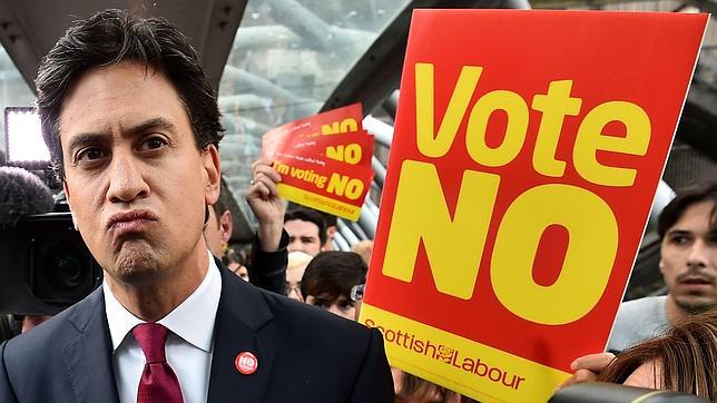 El líder laborista británico, agredido por independentistas escoceses