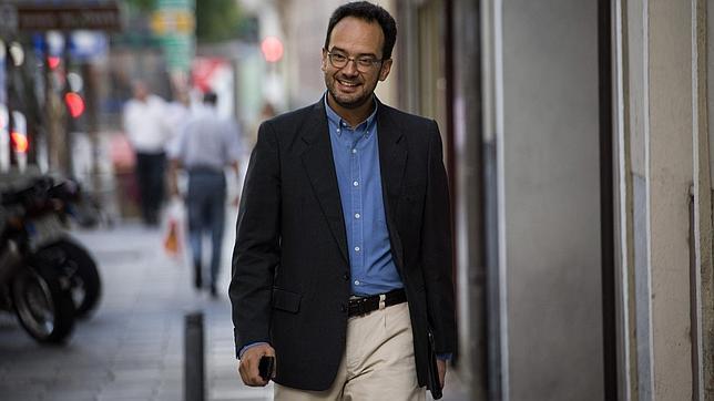 Los socialistas acusan a Margallo de «echar leña al fuego» en un momento crítico