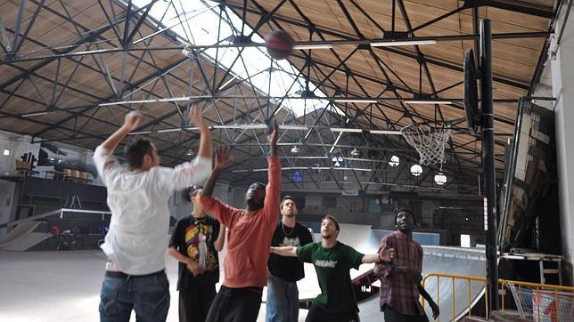 Los «negocios» ilegales de las casas okupa: boxeo, motorbike, conciertos y baloncesto