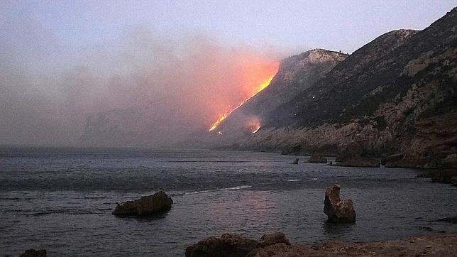 Apuntan a una negligencia como posible causa del incendio de Jávea