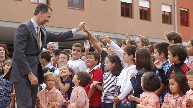 El Rey llama a «aumentar la calidad de la educación y adaptarla a un mundo global»