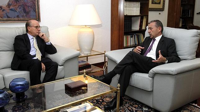 Soria tacha de «partidista» la campaña contra las prospecciones canarias