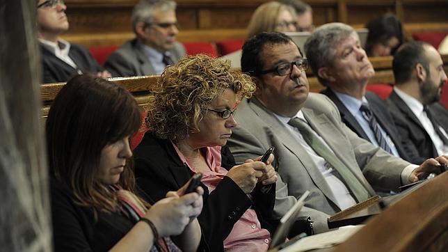 El Parlament aprueba la resolución sobre la consulta con el voto de dos socialistas