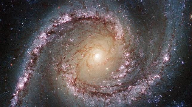 Si las estrellas de las galaxias estuvieran quietas «caerían» hacia el centro