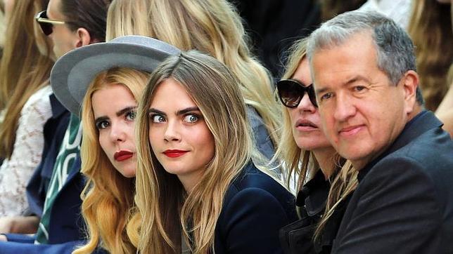 Cara Delevingne se come una pizza antes de desfilar en Milán