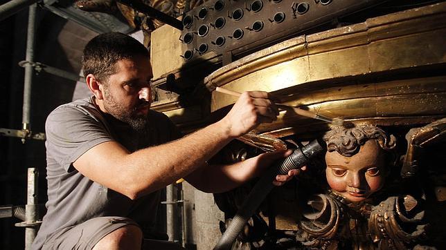 Manos vaticanas para limpiar el órgano de la Catedral de Santiago