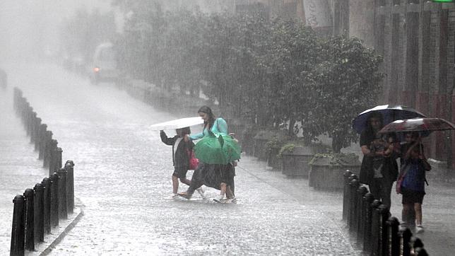 Una lluvia torrencial deja sesenta litros en Valencia en apenas una hora