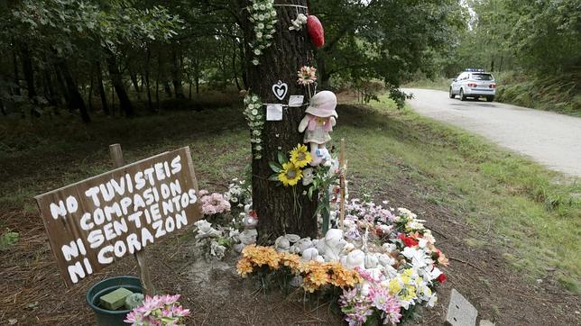 Compañeros y profesores del instituto Rosalía de Castro recuerdan a Asunta en un acto íntimo