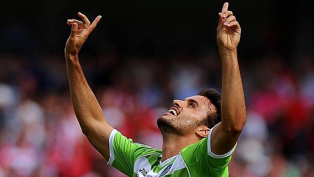 Pedro León, convocado pero sin visado para jugar