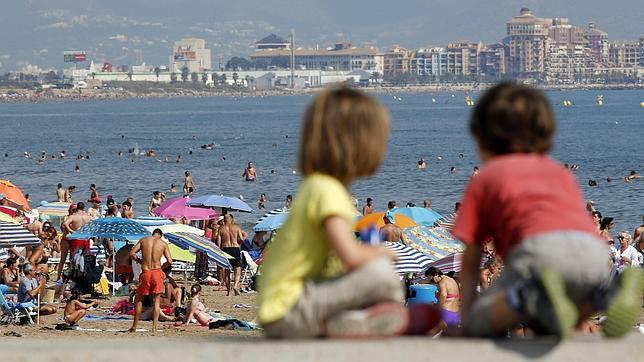 España recibe la cifra récord de 45,4 millones de turistas extranjeros hasta agosto