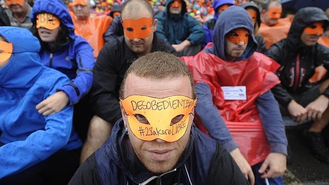 Las máscaras naranjas de los jóvenes que han ido a apoyar a los procesados en la Basílica de Loyola