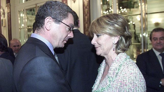 Alberto Ruiz-Gallardón y Esperanza Aguirre charlan en el Foro ABC de 2004