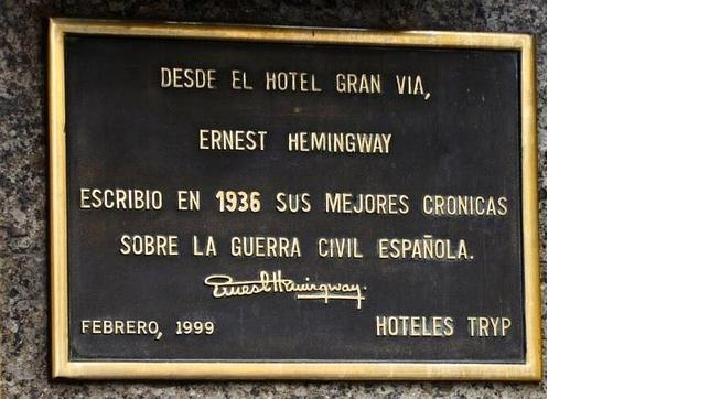 La placa, en la puerta del Hotel Tryp Gran Vía, presume del paso de Hemingway por allí
