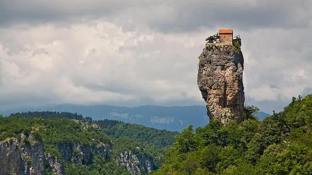 Los monasterios más increíbles en riscos de vértigo