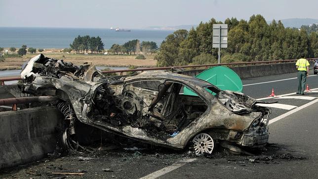 Muere al incendiarse el vehículo que conducía en la AP-9