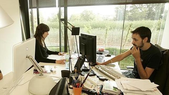 Dos jóvenes emprendedores, en su lugar de trabajo