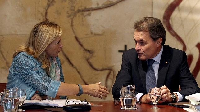 Mas se encomienda a los ayuntamientos dispuestos a desobedecer al Constitucional