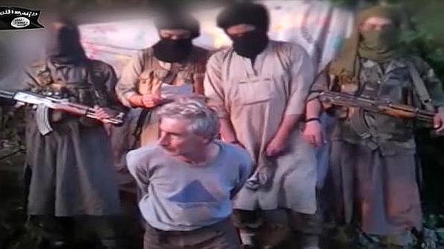 El ciudadano francés Hervé Gourdel arrodillado junto a sus verdugos instantes antes de ser decapitado