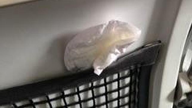 Un pañal sucio en el asiento del avión