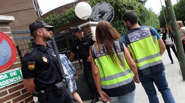 La Policía realiza un registro en la vivienda del presunto pederasta en el barrio de Ciudad Lineal