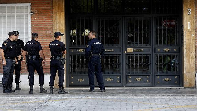 El presunto pederasta de Ciudad Lineal asiste al registro policial de su vivienda vacía