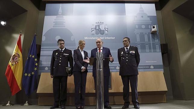 Cristina Cifuentes, delegada del Gobierno en Madrid, y el ministro del Interior, Jorge Fernández Díaz en la rueda de prensa