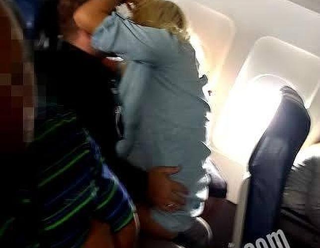 Dos pasajeros mantienen relaciones sexuales en pleno asiento